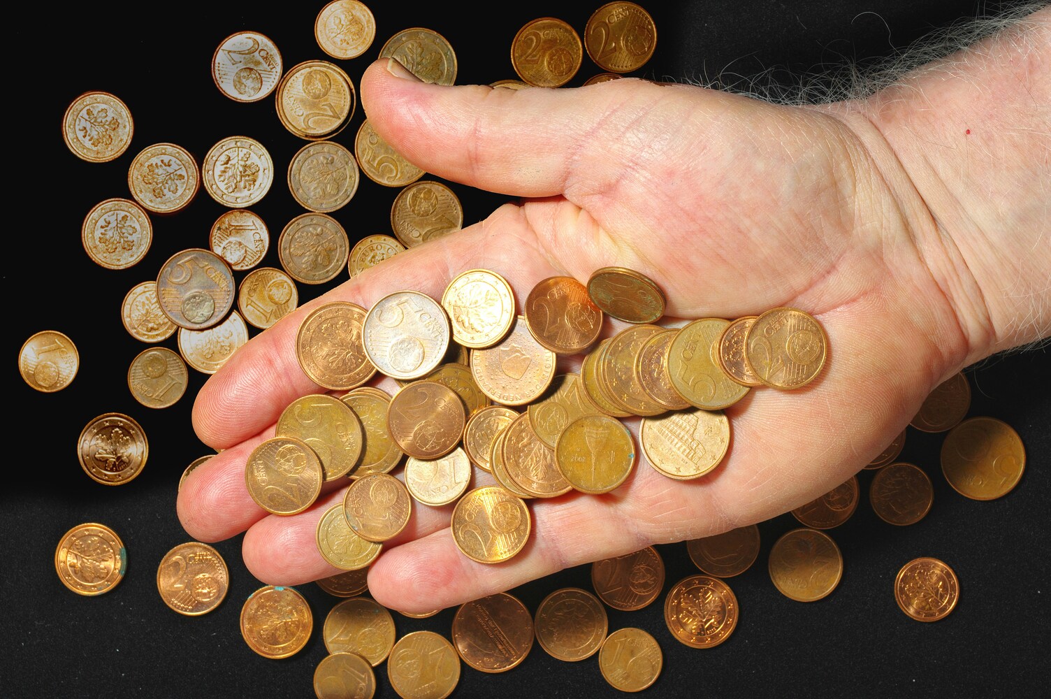 돈이나 지갑을 줍는 꿈의 기대감과 기회를 떠올리게 하는 이미지