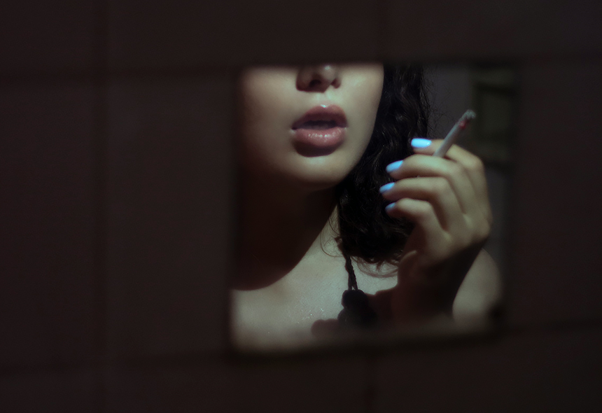 화장실 꿈의 민망함과 해소의 감각을 떠올리게 하는 이미지