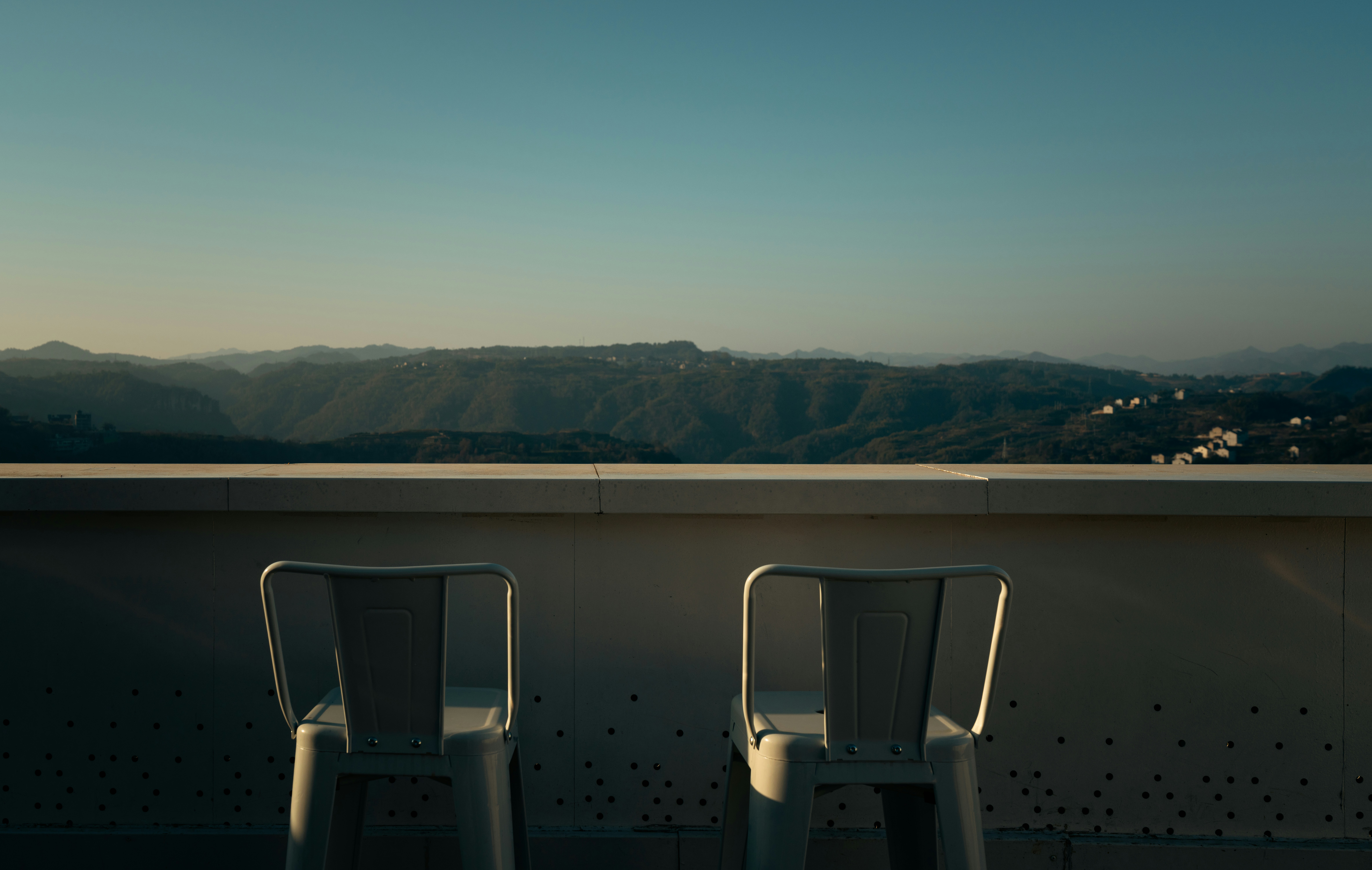 과거 관계의 감정을 떠올리게 하는 거리감 있는 이미지